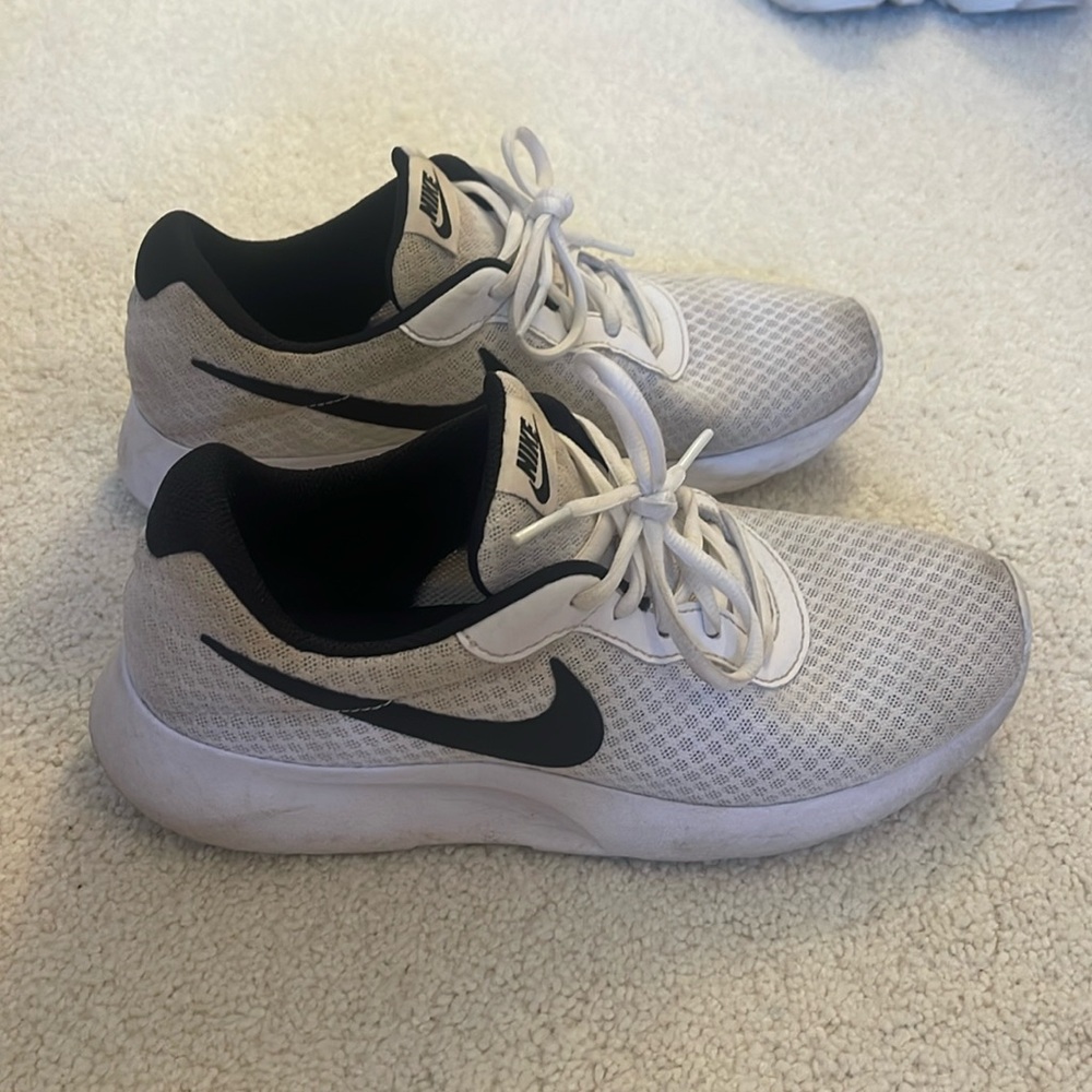 Nike Women’s Tanjun EasyOn Running shoes, used, but in good condition